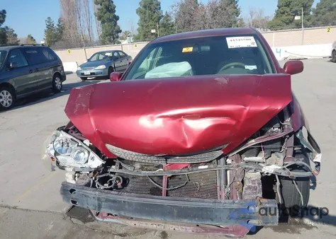 2005 Toyota Camry Le z USA, uszkodzony, nr VIN 4T1BE30K15U392155